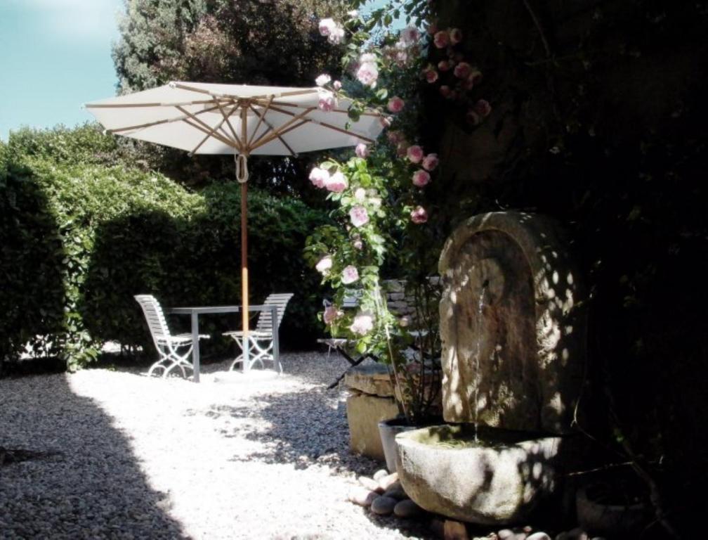Monte Arena Bed & Breakfast Montaren-et-Saint-Mediers ภายนอก รูปภาพ